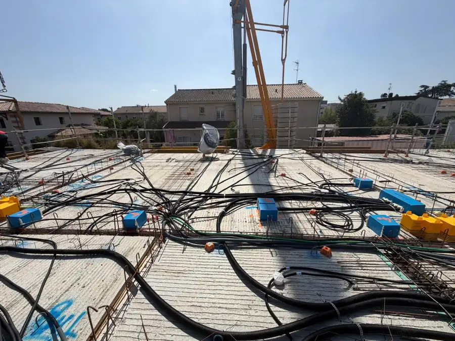 Boîtes de réservation et gaines de plomberie sur le plancher R+1 d'un bâtiment collectif à Villenave-d'Ornon