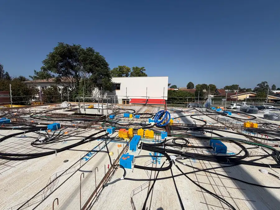 Gaines annelées fixées sur les prédalles du R+1 d'un immeuble neuf à Villenave-d'Ornon