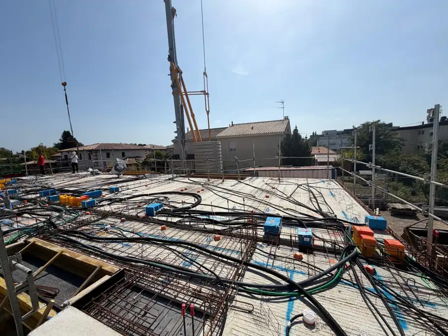 Plancher R+1 en cours d'incorporation des réseaux sur un chantier de logements collectifs à Villenave-d'Ornon