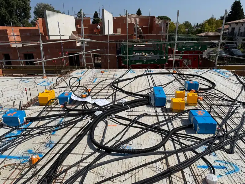 Vue d'ensemble du plancher R+1 avec réseaux incorporés avant coulage à Villenave-d'Ornon
