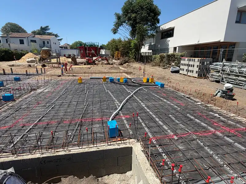 Incorporation des fourreaux de plomberie sur le ferraillage de la dalle RDC à Villenave-d'Ornon