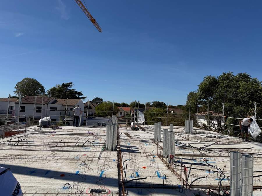 Vue d'ensemble de la dalle du toit terrasse avec traversées incorporées à Villenave-d'Ornon